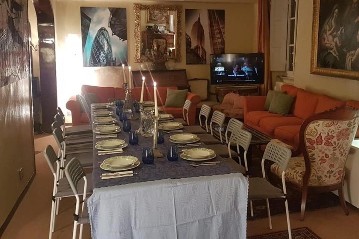Una sala de estar con una mesa con sillas y un sofá.