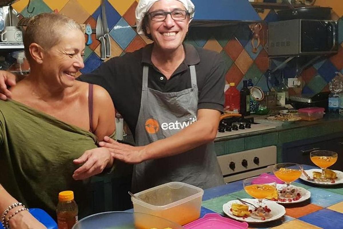 un uomo e una donna in piedi in una cucina
