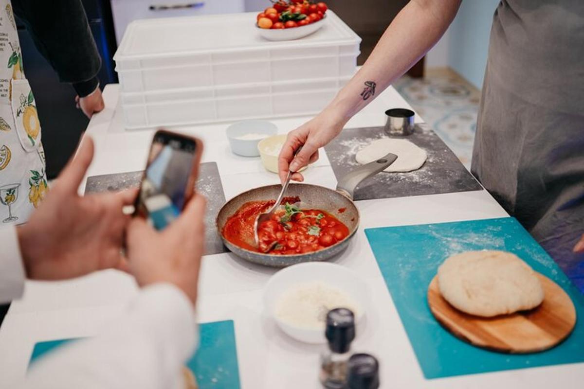 uma pessoa tirando uma foto de um prato na cozinha
