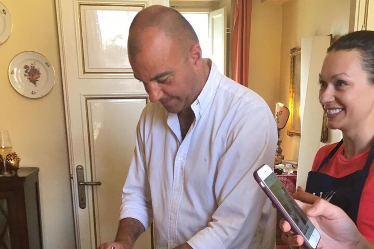 muž a žena se dívají na mobilní telefon