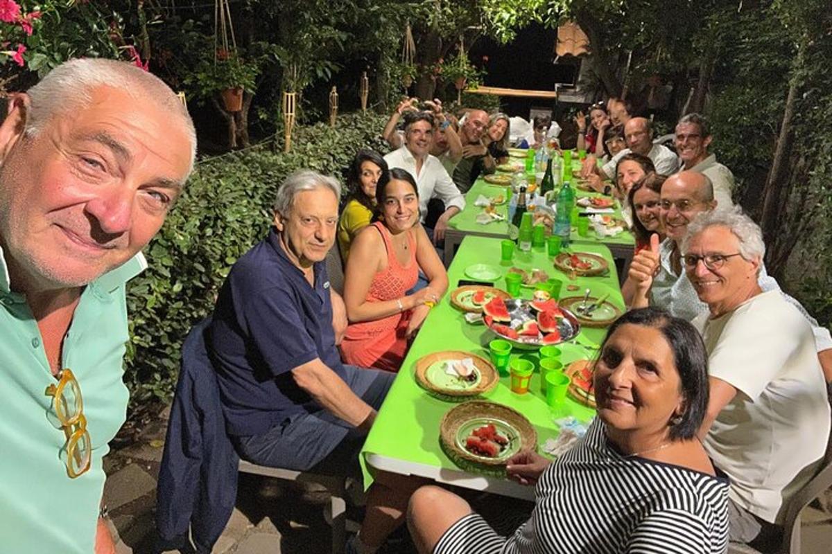 un grup de persones assegudes en una taula llarga