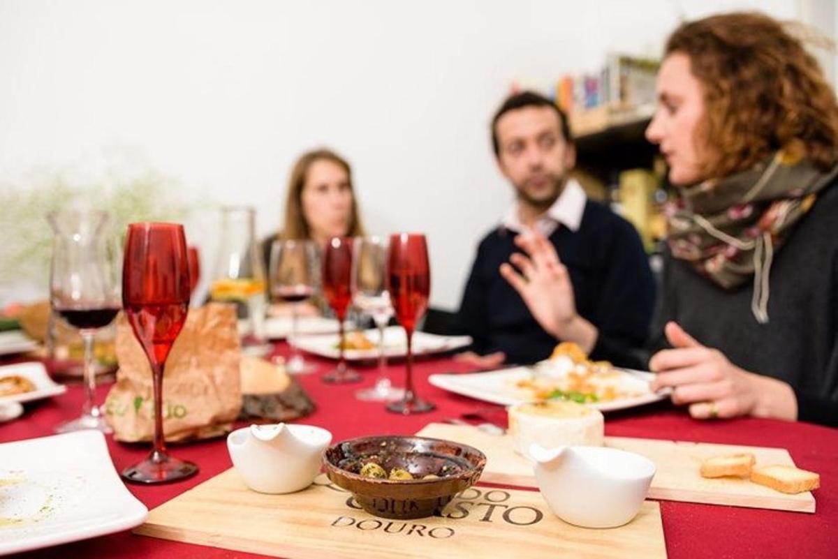 skupina lidí sedících u stolu s vinnými sklenicemi