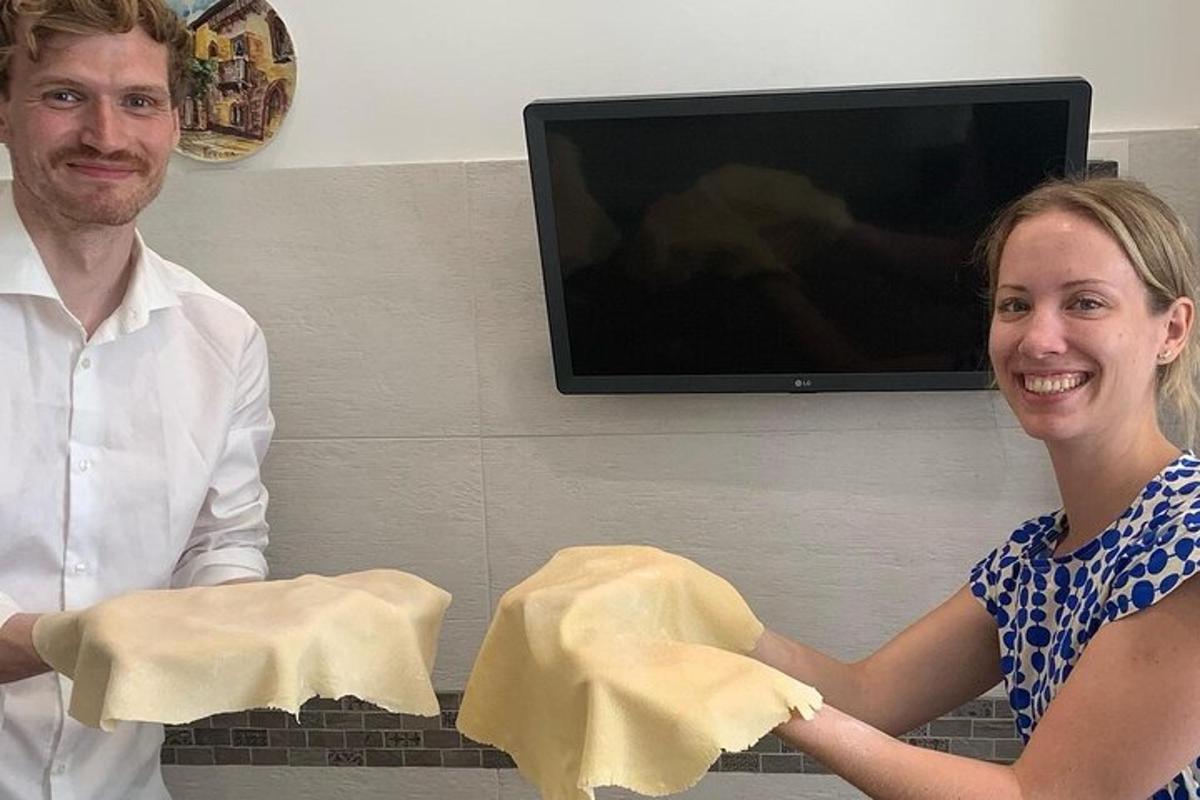 un uomo e una donna che tengono un asciugamano