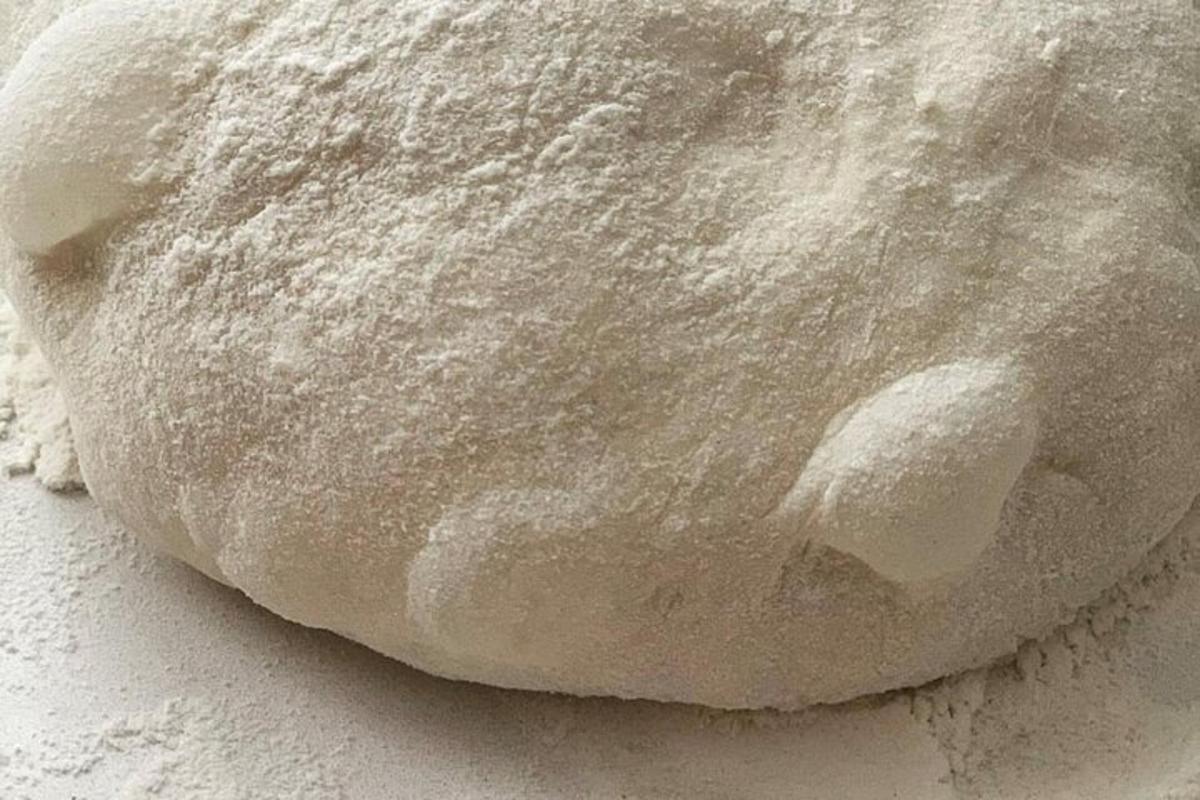 una palla di pasta appoggiata su un tavolo