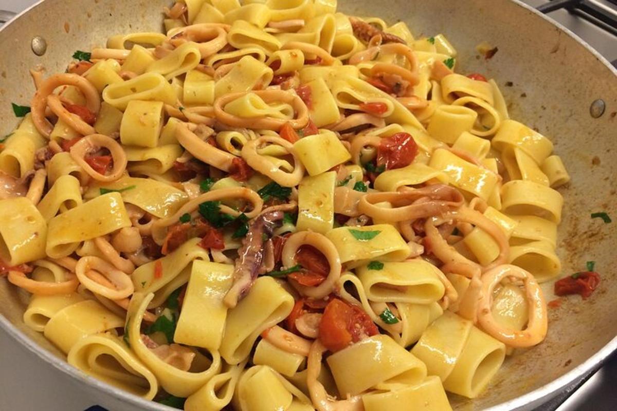 un plat de pasta en una paella a la cuina