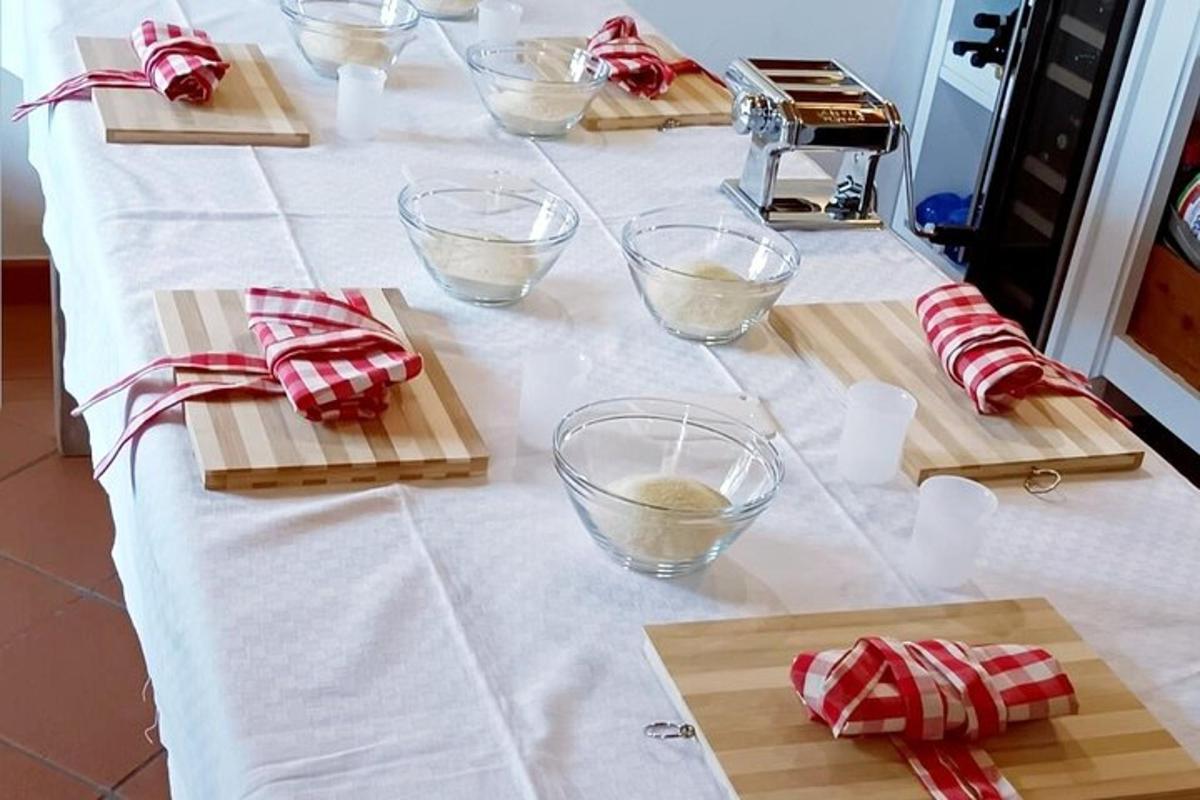 un tavolo con taglieri di legno e ciotole di impasto