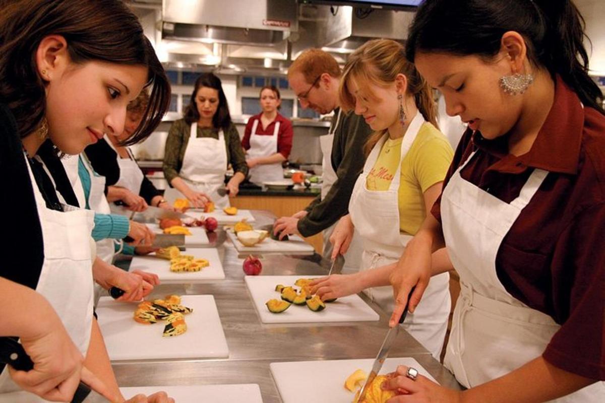 un grupo de personas preparando comida en una cocina