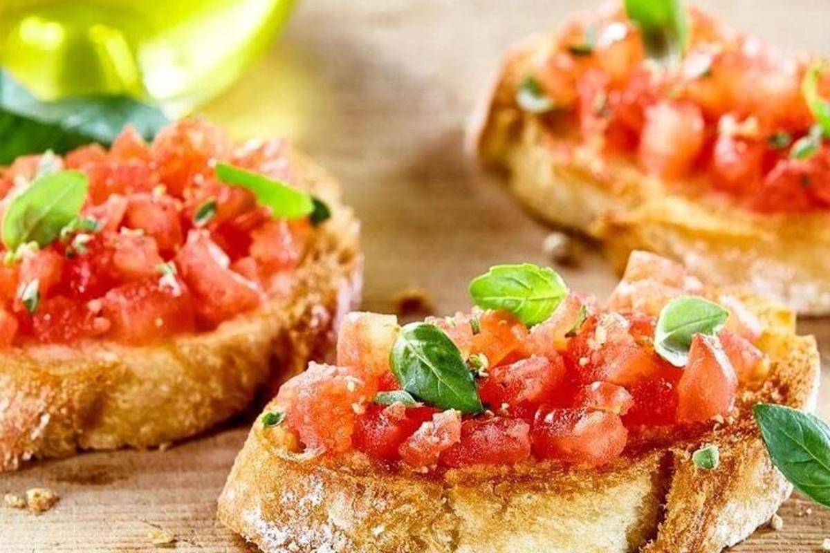 þrjár brauðsneiðar með tómötum og basil