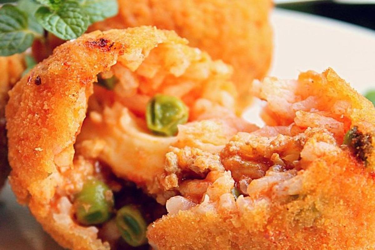 Un primer plano de un trozo de comida en un plato.