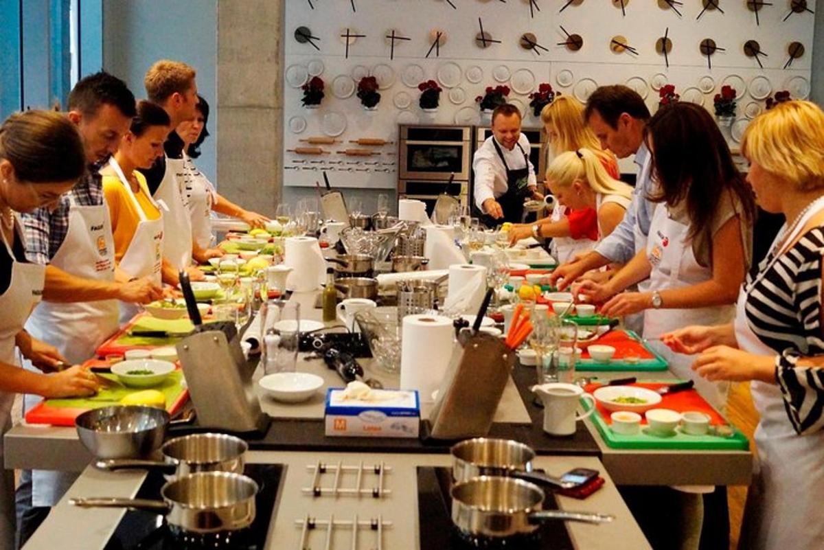 Un grupo de personas en una cocina preparando comida.