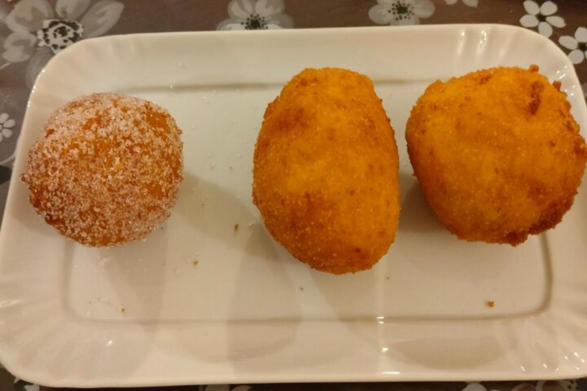 tres donas en un plato blanco sobre una mesa