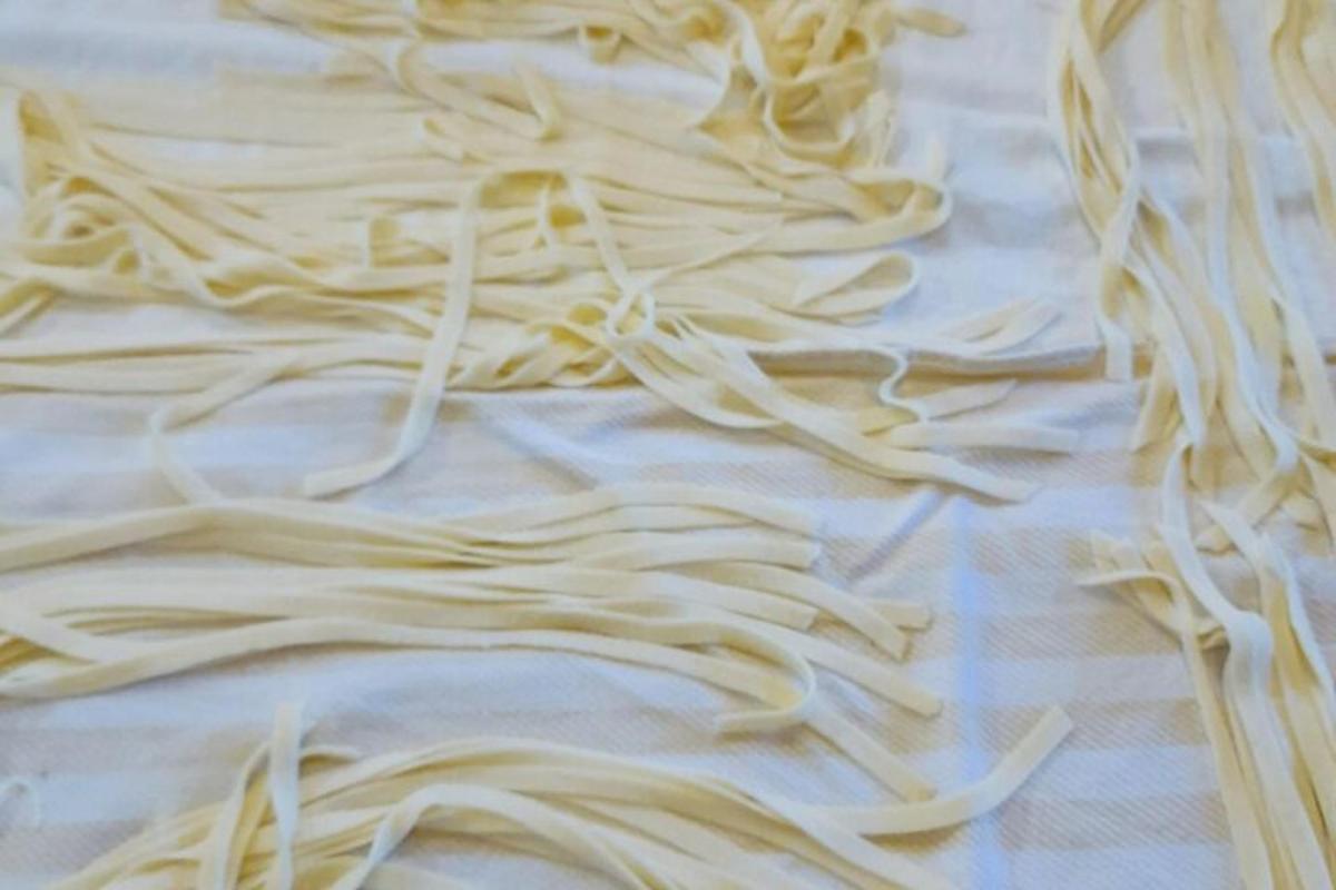 una pila di pasta adagiata su un tavolo