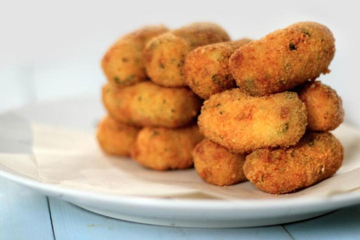 un montón de comida en un plato blanco