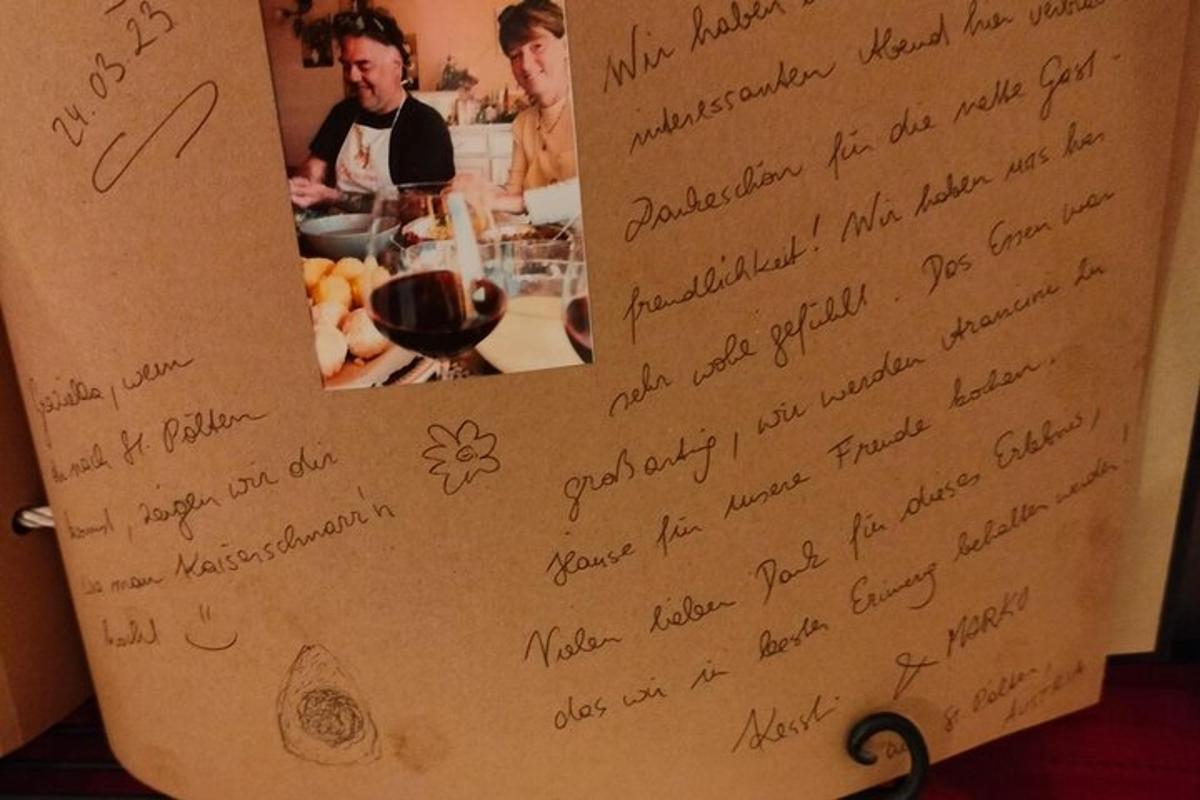 un trozo de papel con escritura a mano