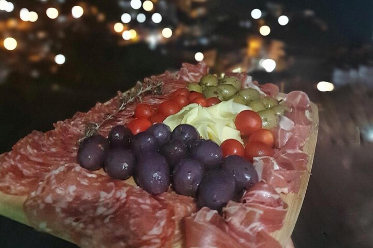 talíř jídla s hrozny, masem a další zeleninou