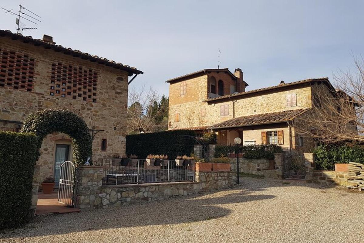 un vecchio edificio in pietra con un cancello di fronte