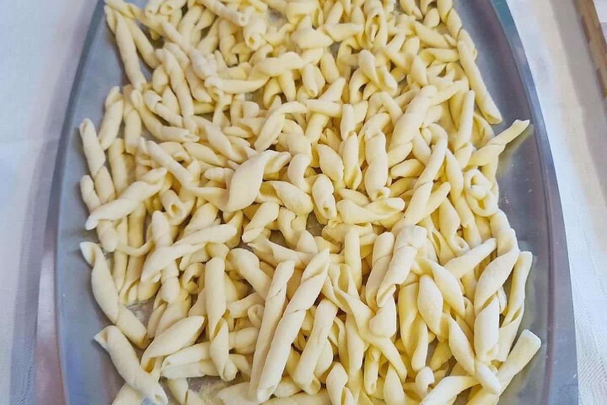 et brett med makaroni og ost på et bord