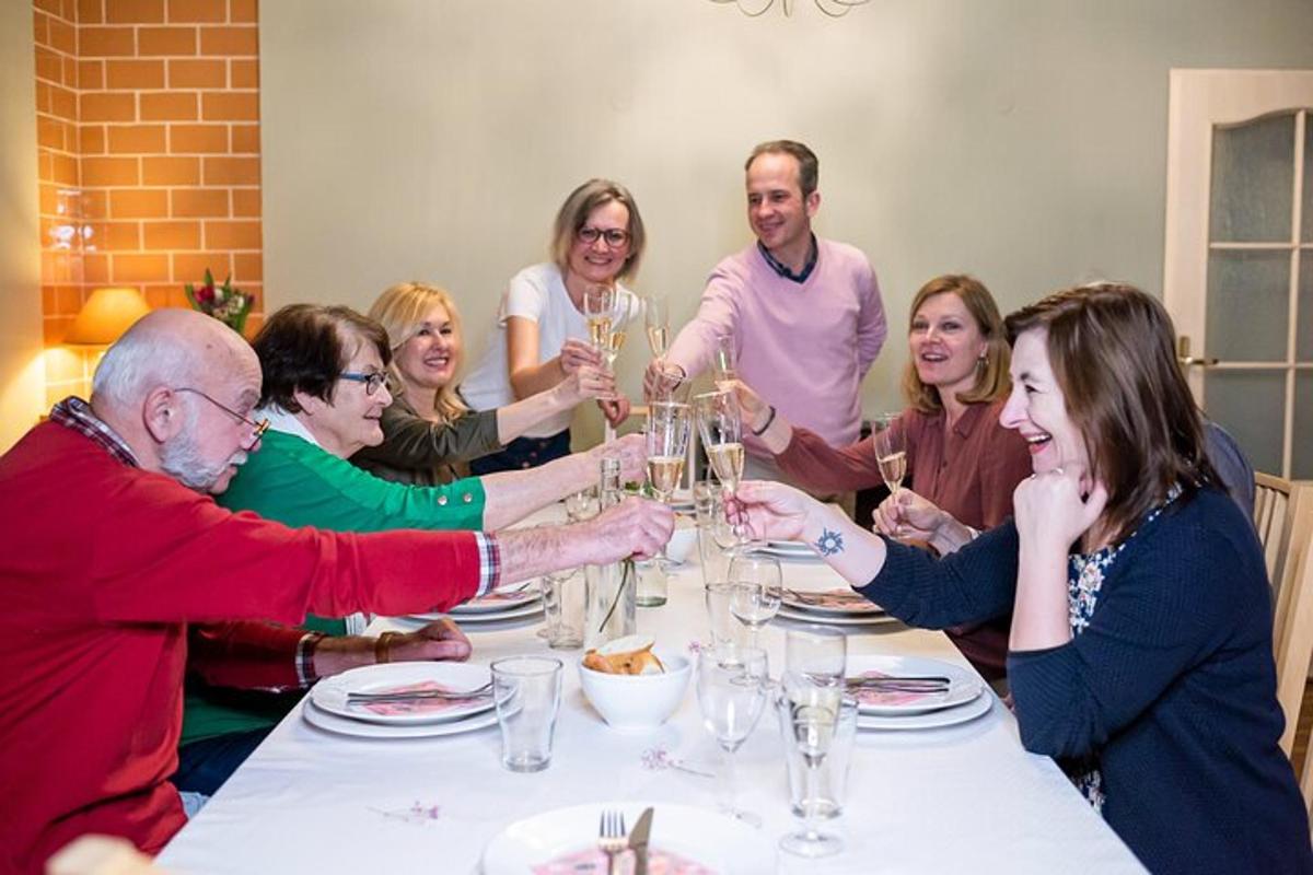 um grupo de pessoas sentadas ao redor de uma mesa com taças de vinho