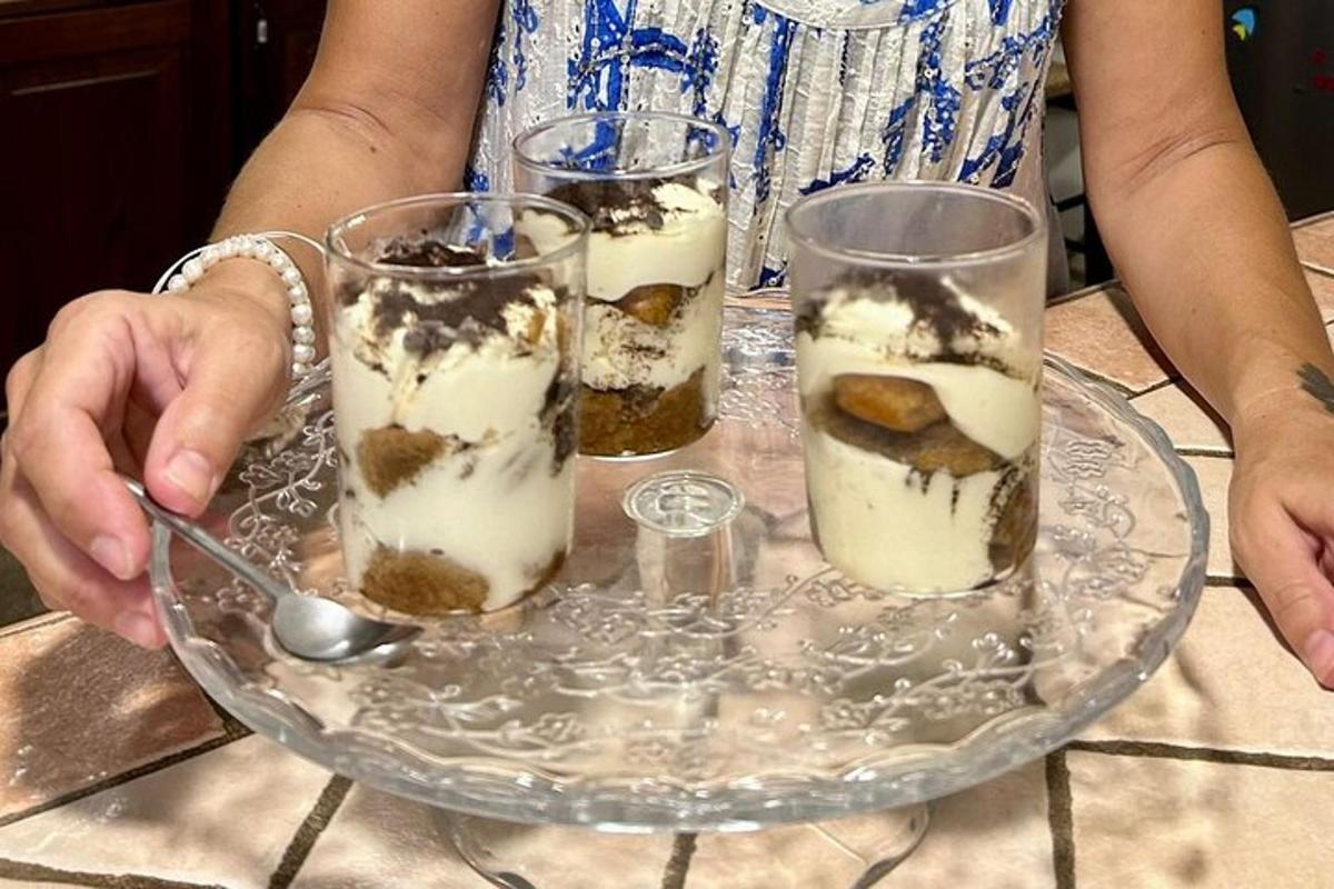 egy személy, aki egy üvegtányért tart desszertekkel