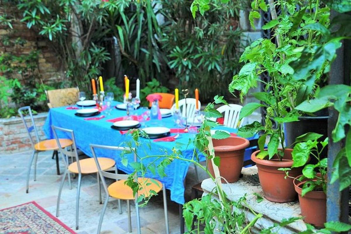 ένα μπλε τραπέζι και καρέκλες σε έναν κήπο