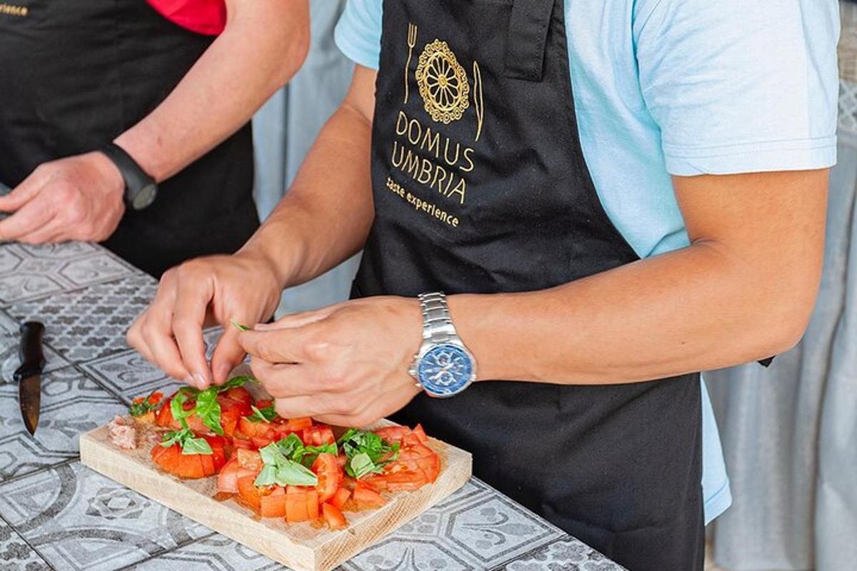 un home amb davantal preparant un plat de menjar