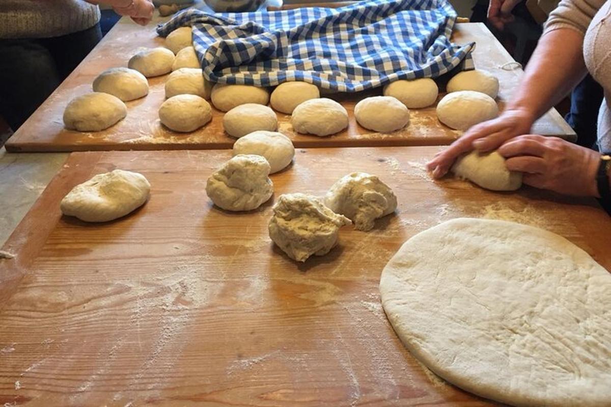 도마 위에 놓인 익히지 않은 반죽이 놓인 테이블