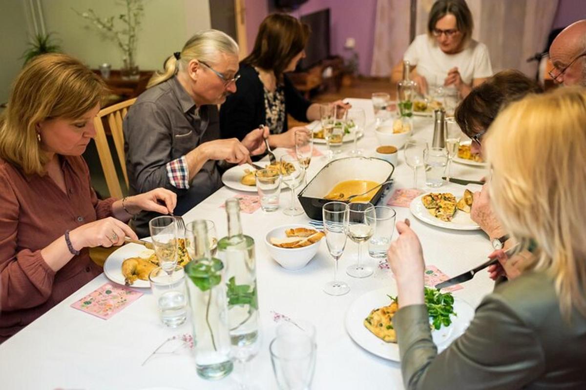 um grupo de pessoas sentadas à mesa comendo comida
