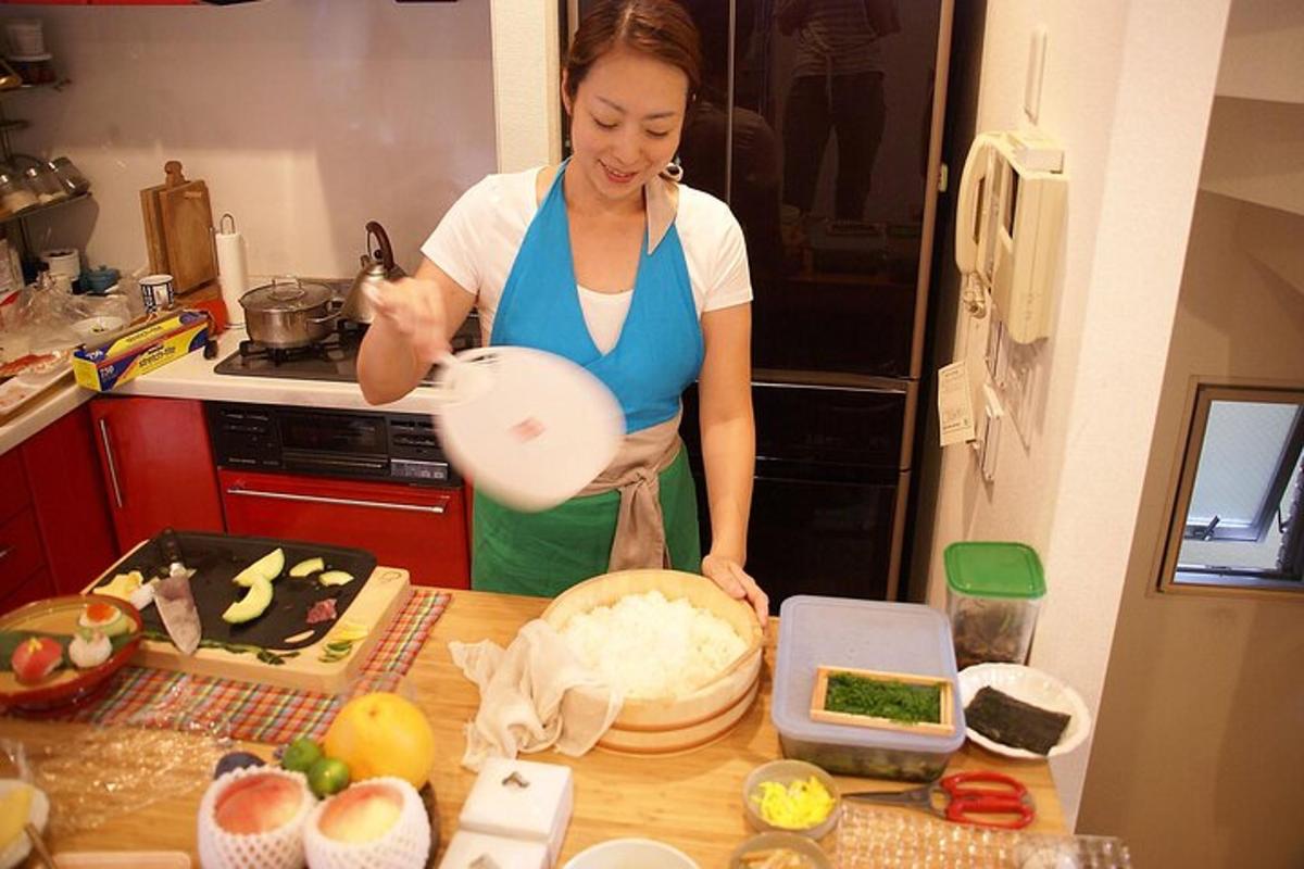 een vrouw die in een keuken staat en eten klaarmaakt