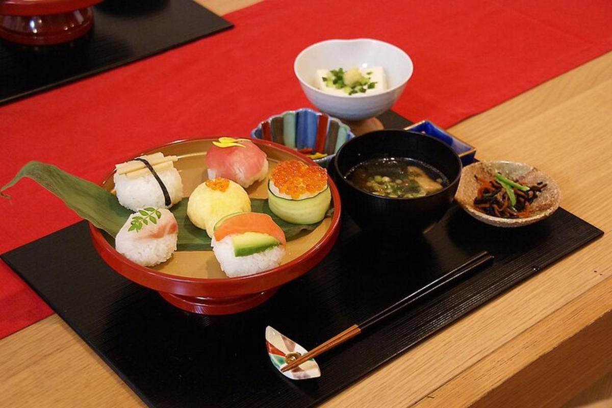 een bord sushi en een kom soep op een tafel