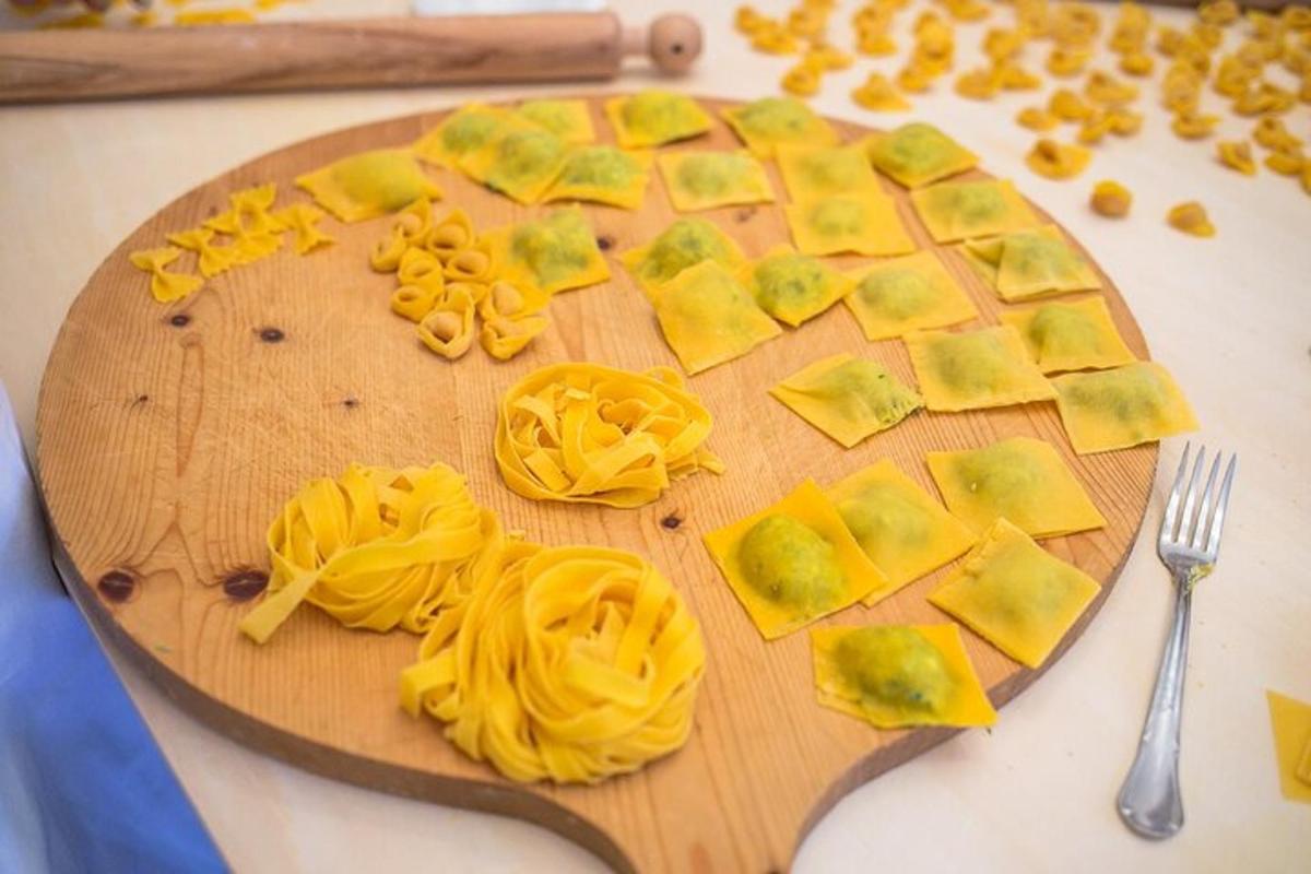et skjærebrett av tre med pasta på et bord