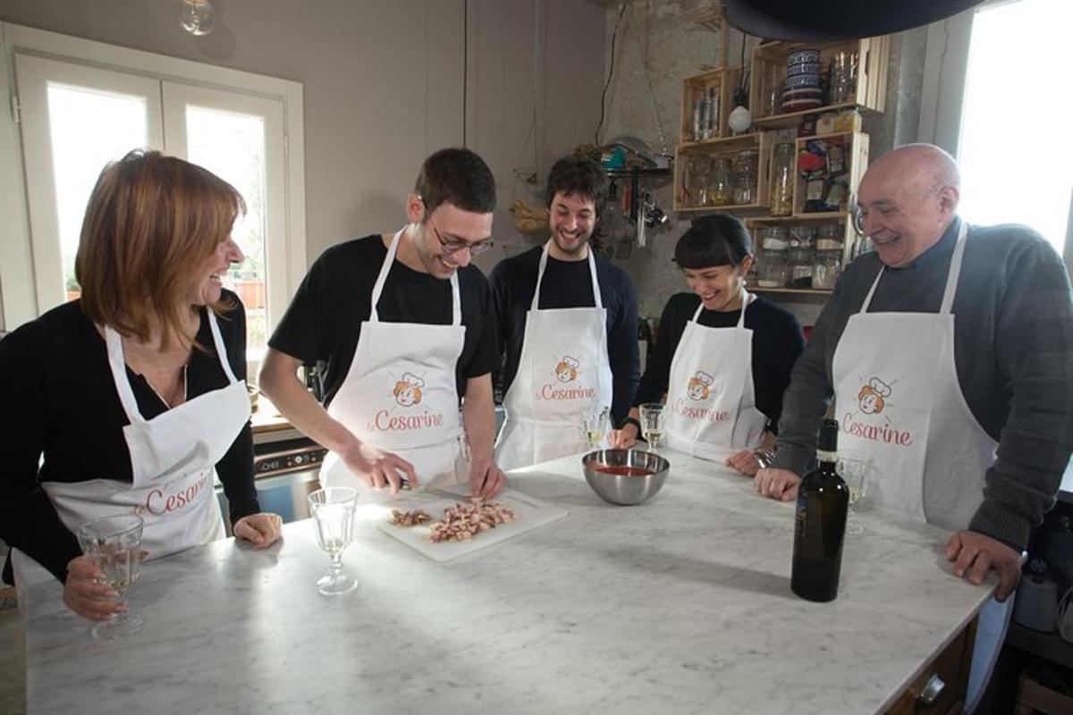 um grupo de pessoas em uma cozinha preparando comida