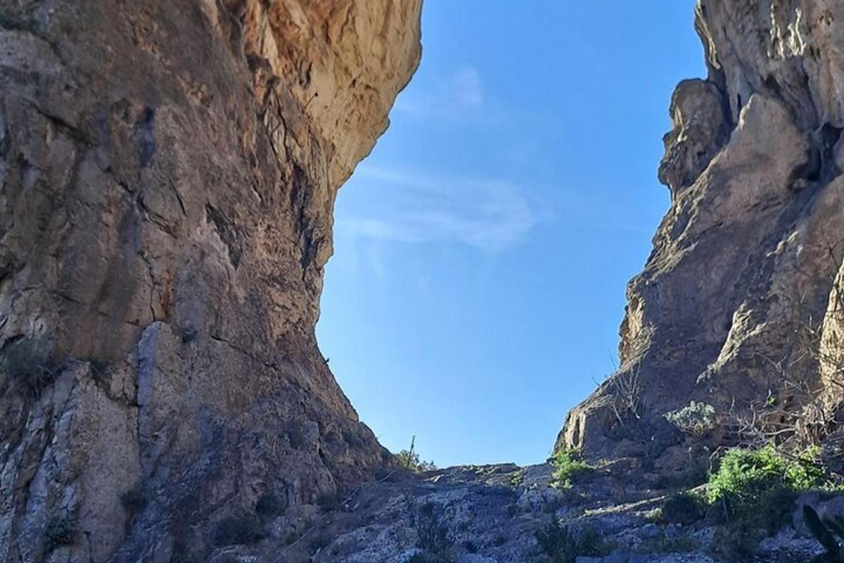 μια σπηλιά στην πλαγιά ενός βραχώδους βουνού