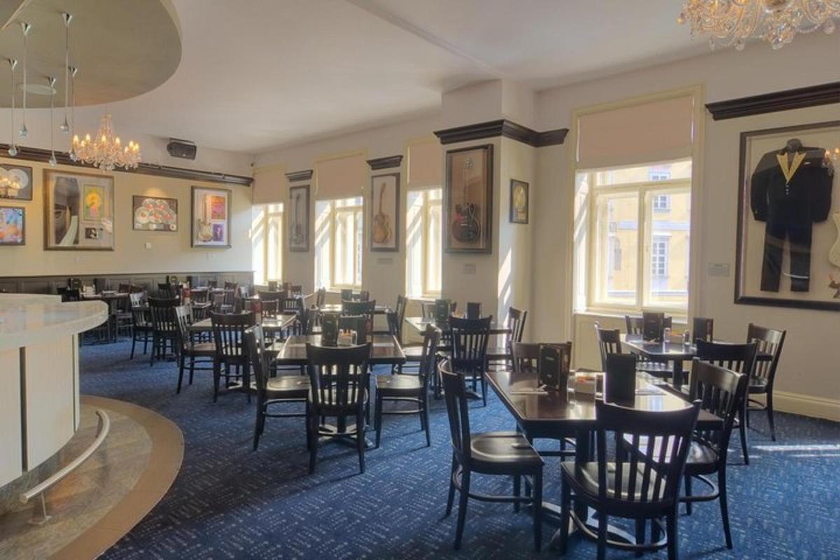 restauracja ze stołami i krzesłami w pokoju