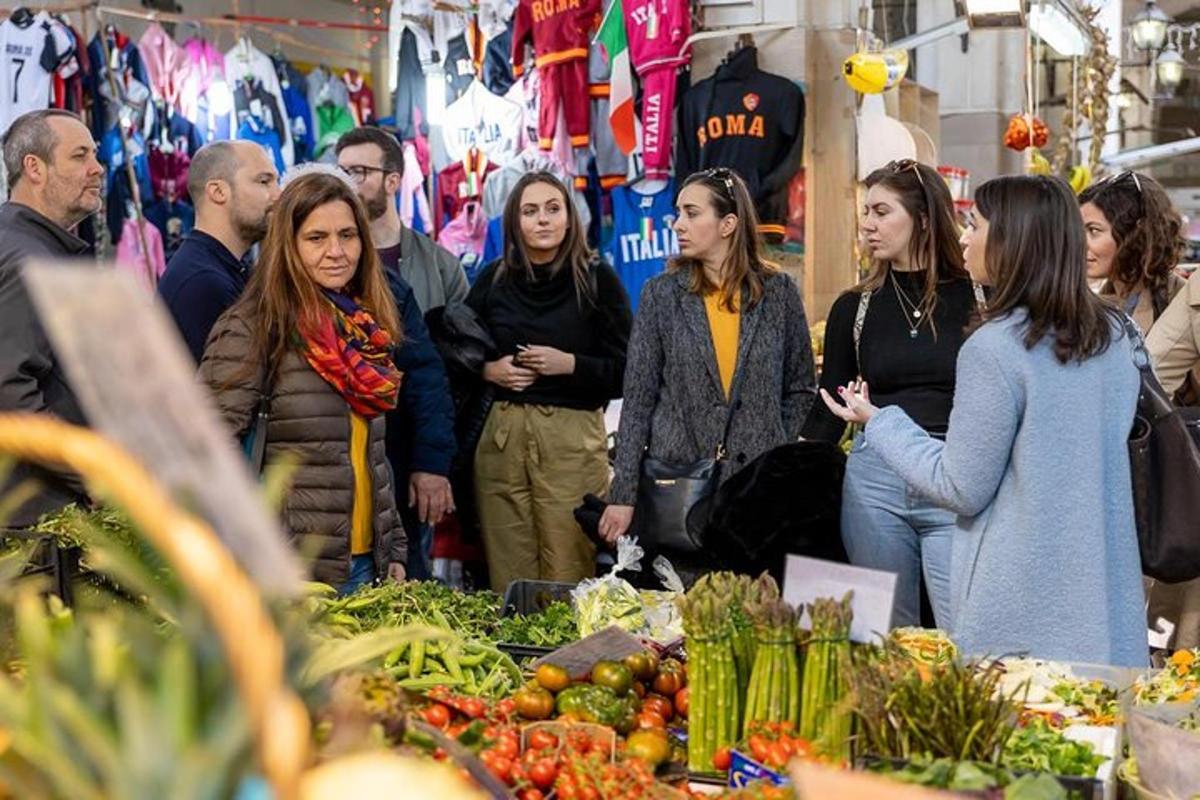 een groep mensen die op een markt staan met groenten