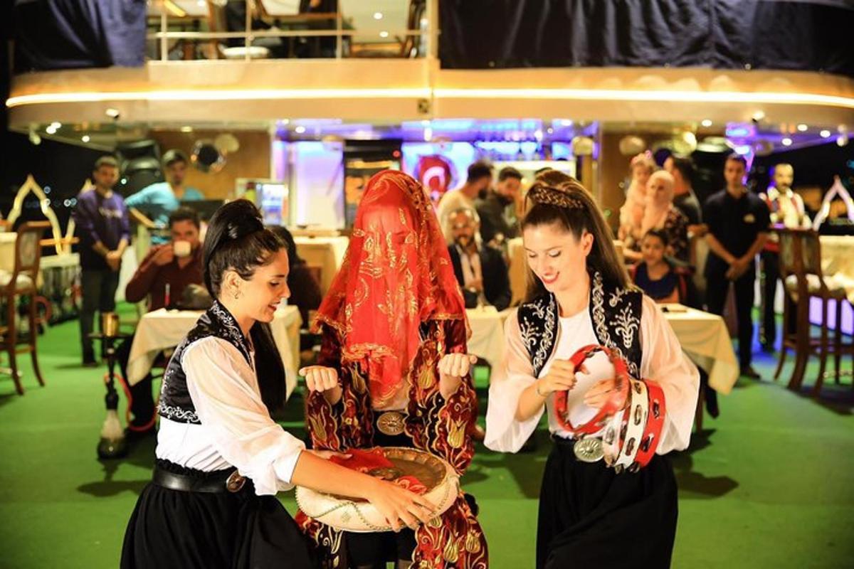 Δύο γυναίκες περπατούν σε ένα πράσινο πάτωμα