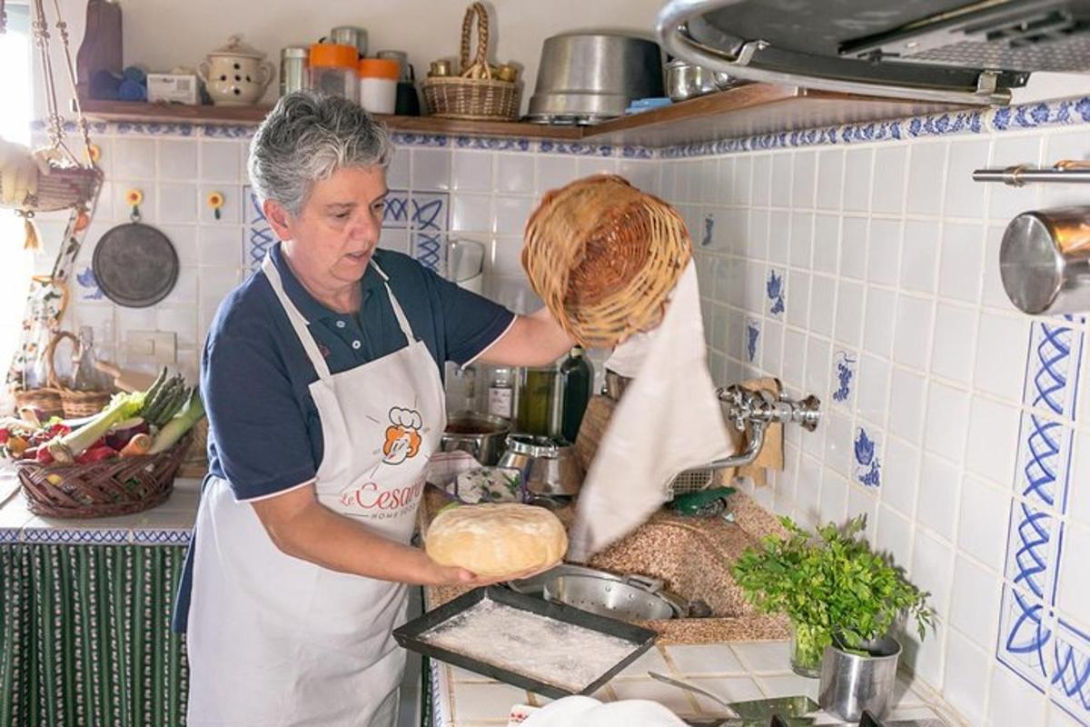 mutfakta yemek hazırlayan bir kadın