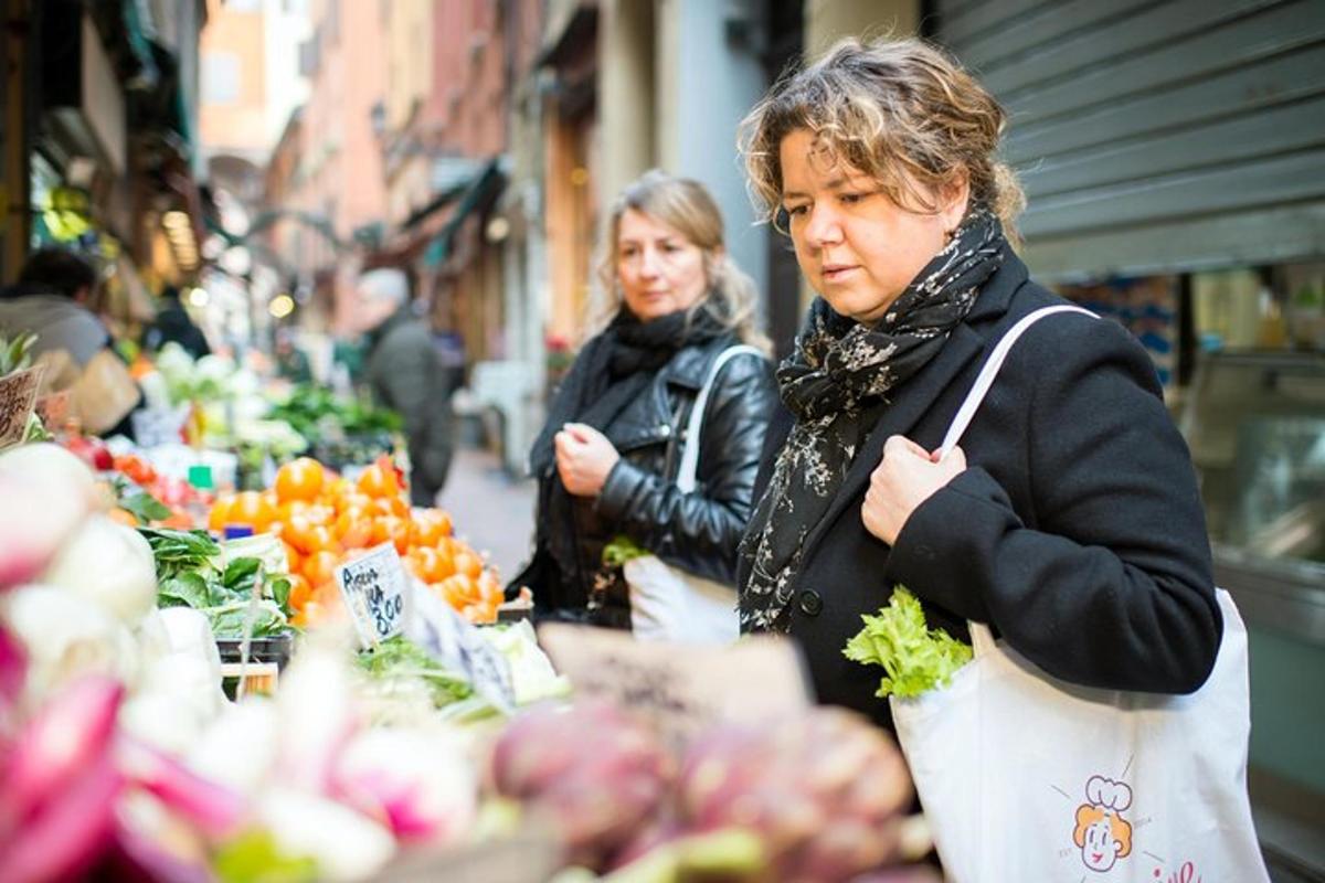 deux femmes se tiennent sur un marché avec des produits