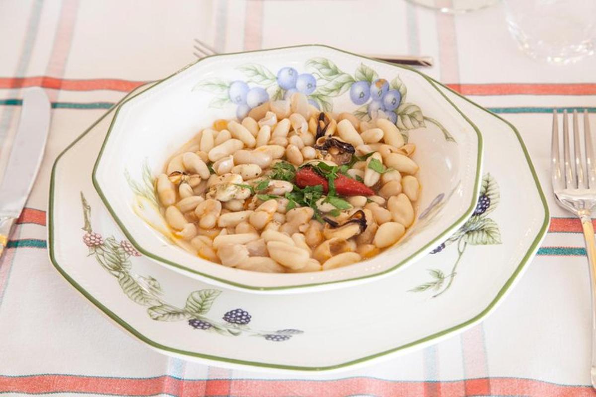 isang mangkok ng pasta sa isang plato sa isang mesa