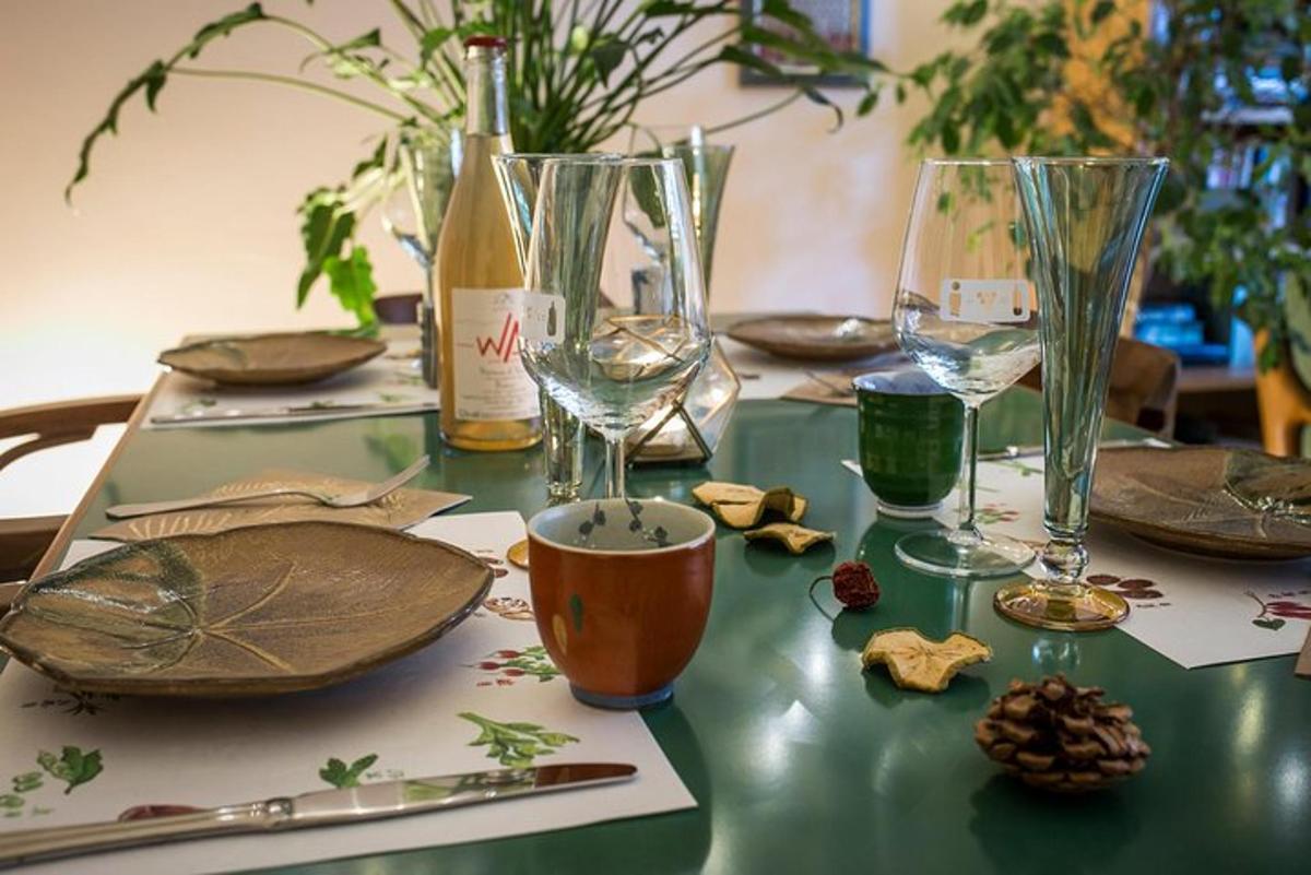 une table avec des assiettes et des verres à vin dessus