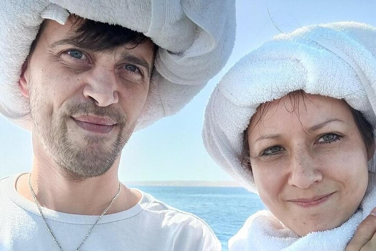 Ένας άντρας και μια γυναίκα που φορούν πετσέτες στην παραλία