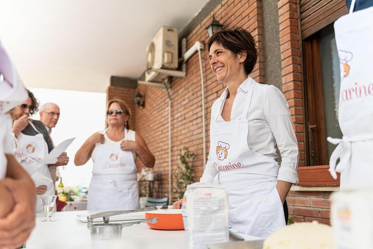 um grupo de mulheres em uma cozinha preparando comida