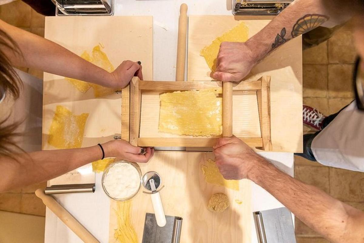 Dos personas sosteniendo una caja de madera sobre una tabla de cortar.