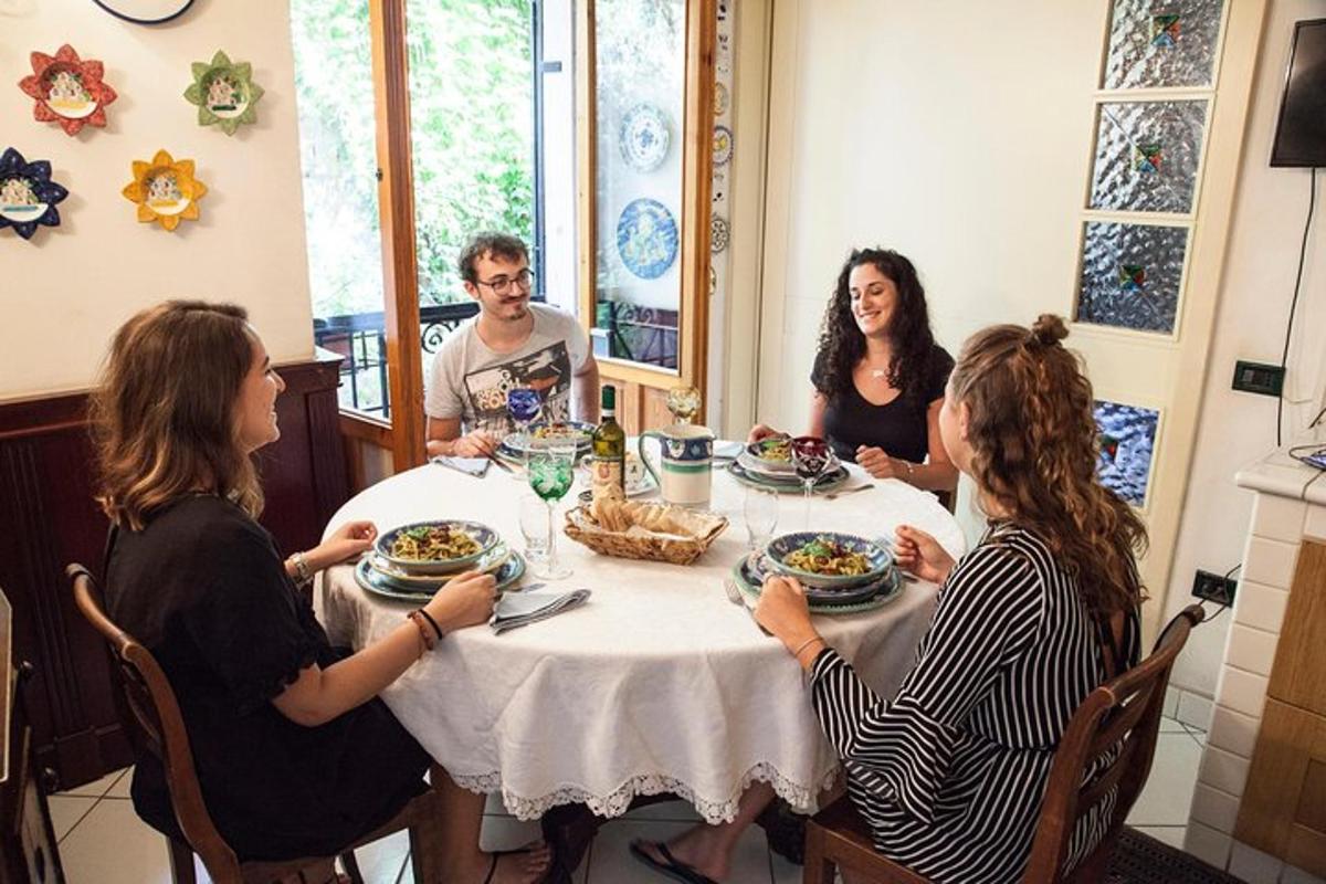 um grupo de pessoas sentadas ao redor de uma mesa comendo comida
