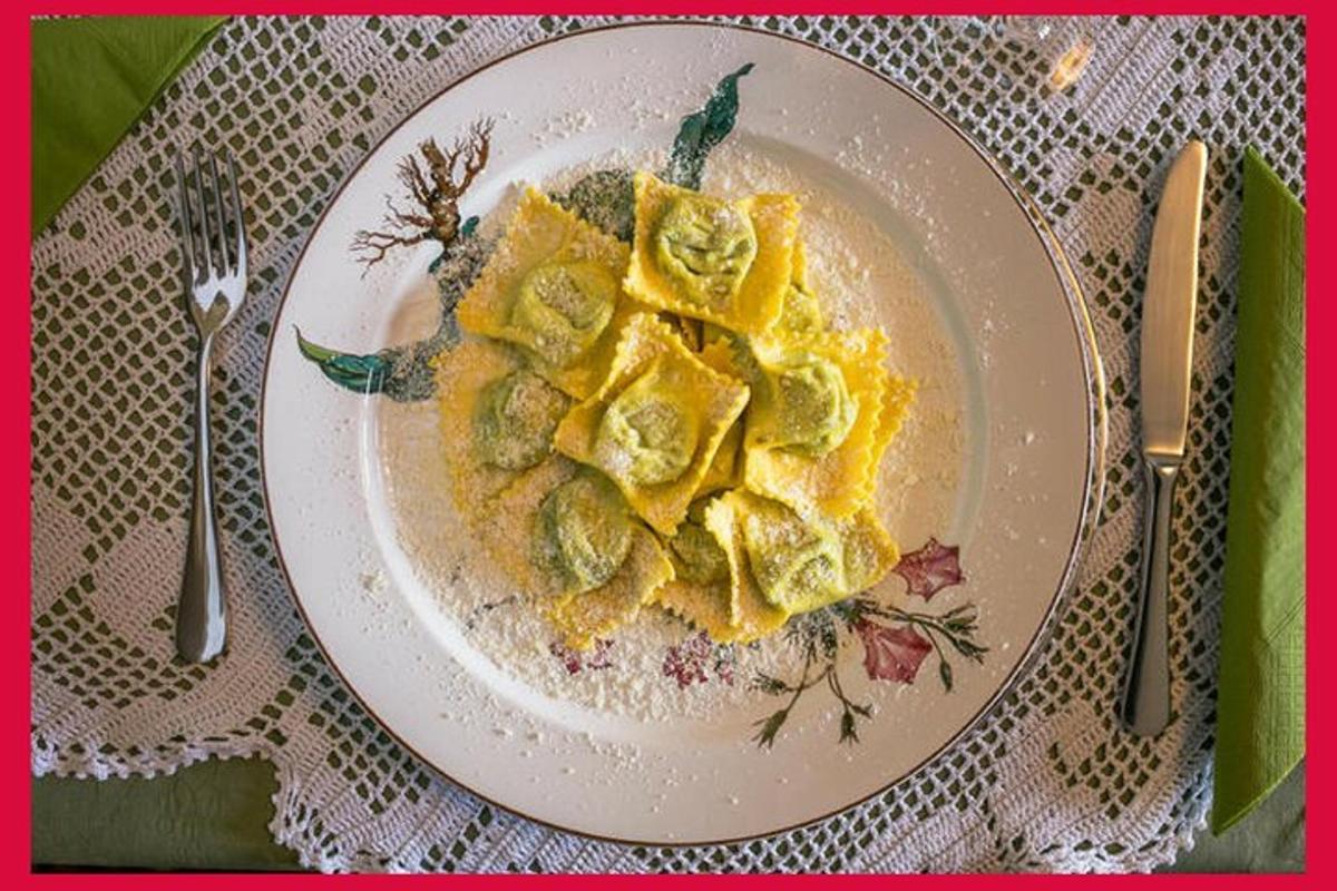 krožnik hrane z ravioli na mizi