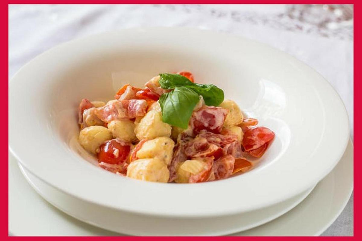 uma tigela branca de comida em um prato branco