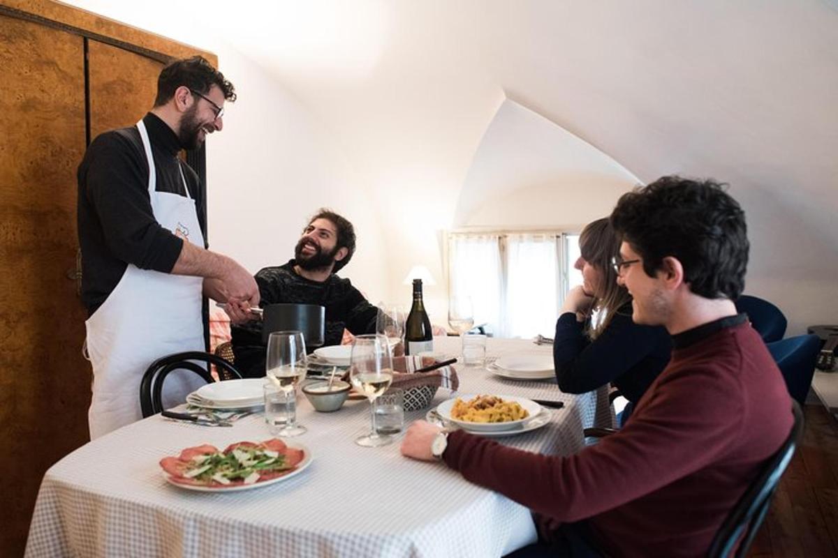 un gruppo di uomini seduti attorno a un tavolo che mangiano cibo