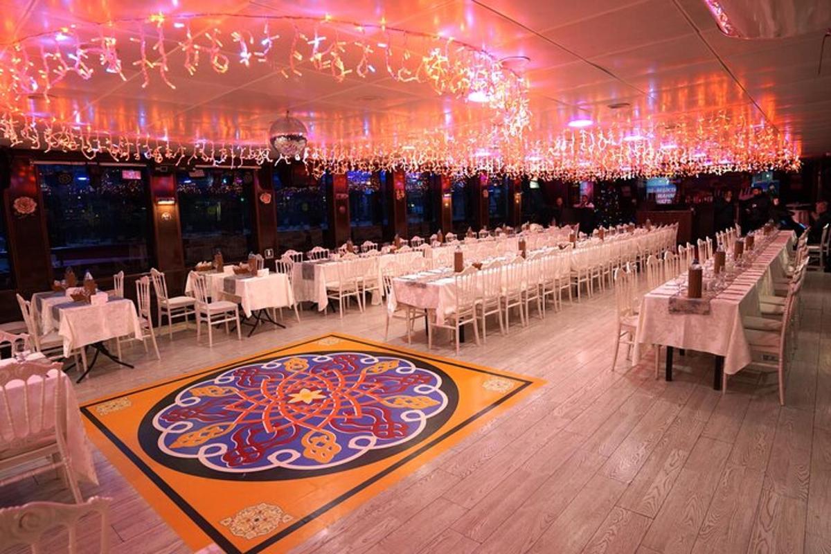 um salão de banquetes com mesas, cadeiras brancas e lustres