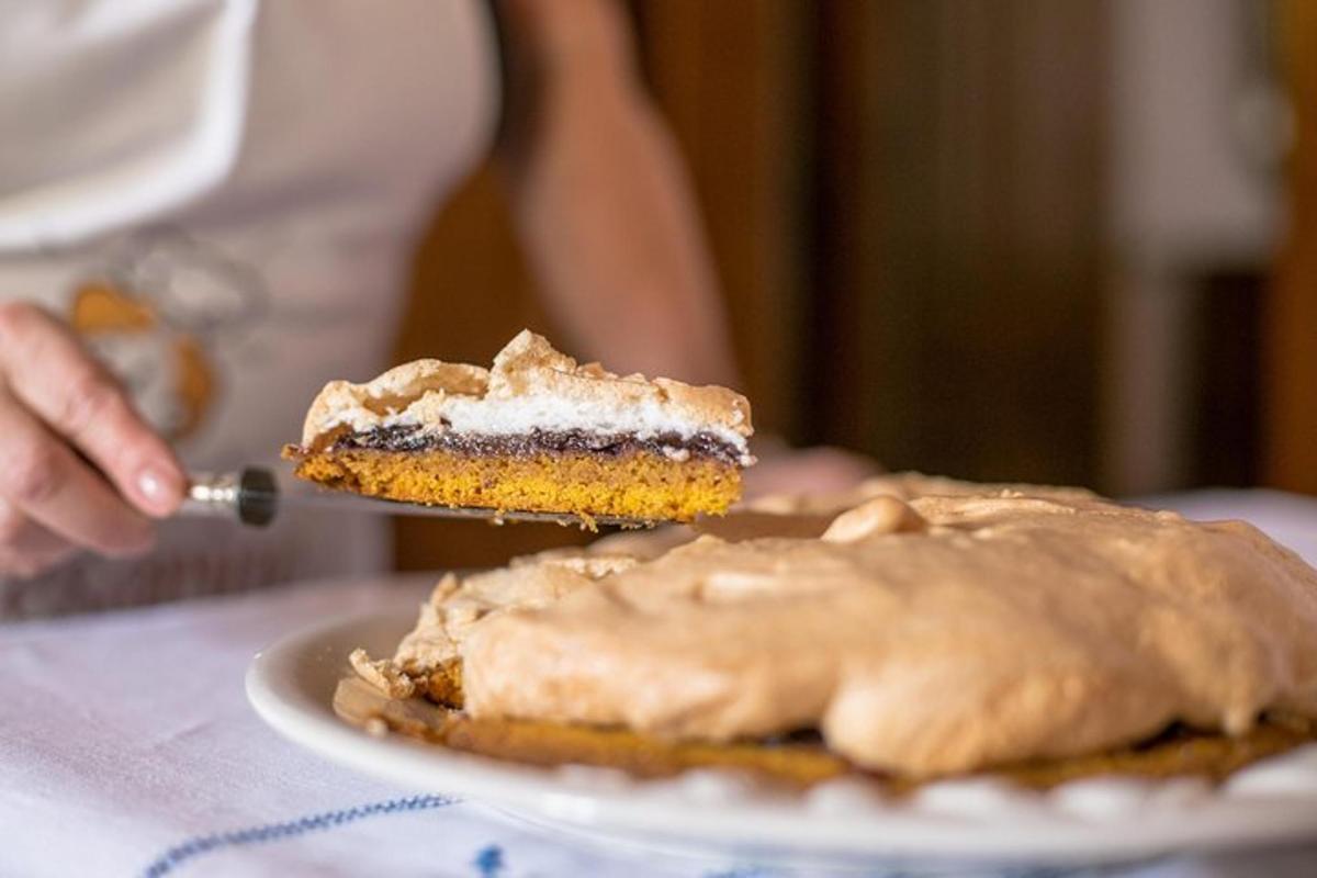 oseba, ki reže kos torte na krožniku