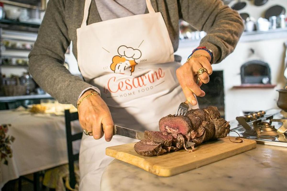 una persona che taglia un pezzo di carne su un tagliere