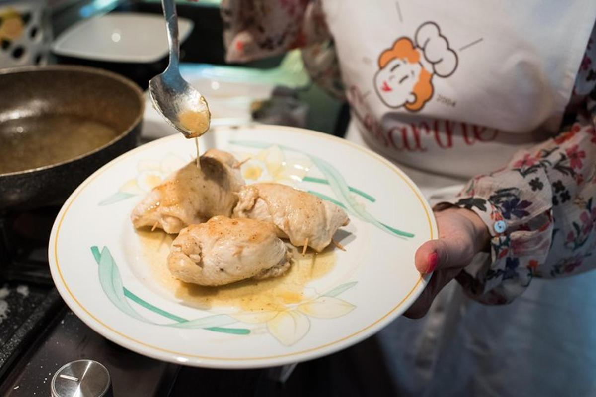 uma pessoa segurando um prato de comida com uma colher